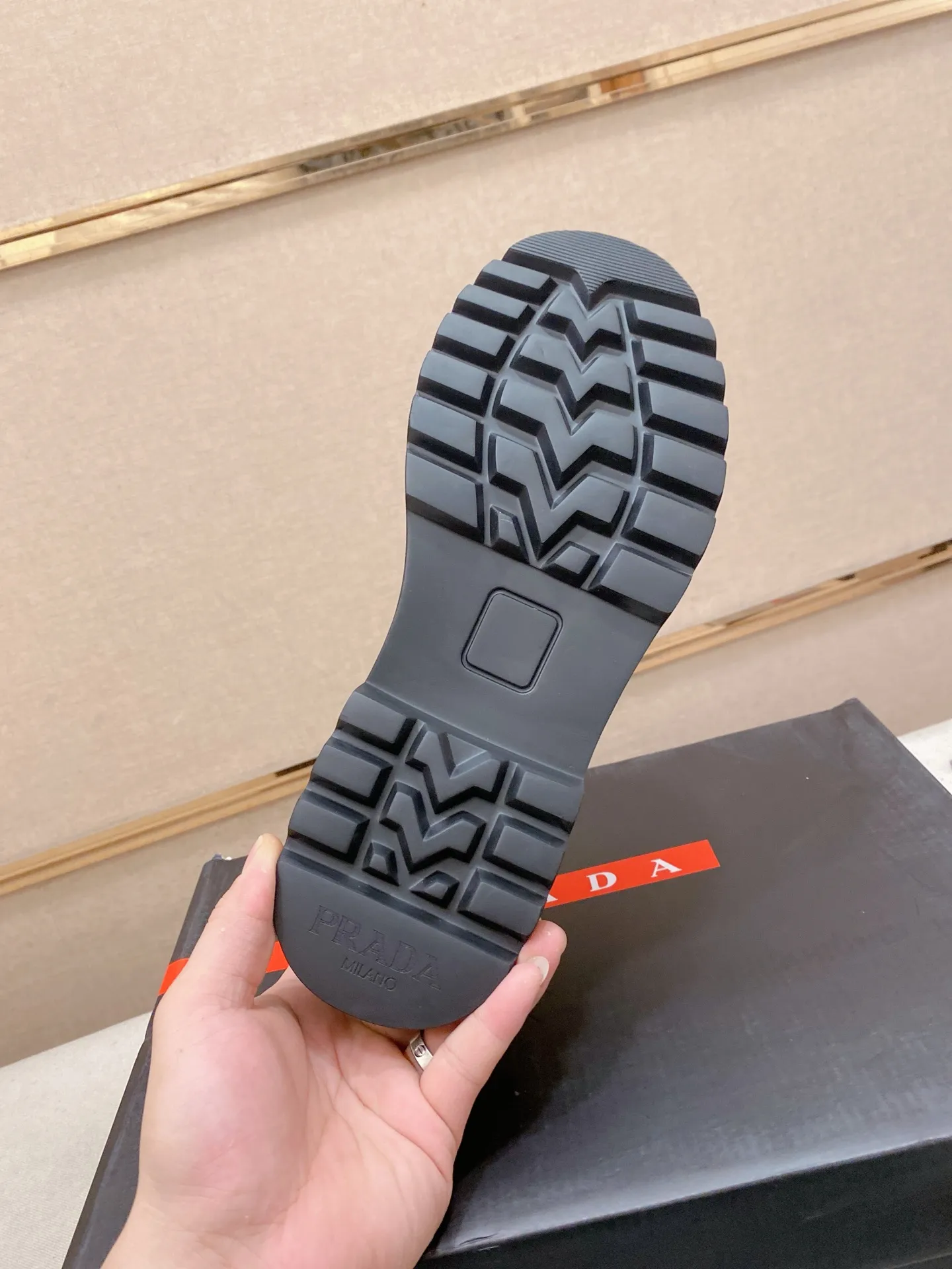 Factory price 640💰 🍁🍁High version High-quality new PRADA (Prada) counters are launched simultaneously, new men's shoes, 😘fabrics are selected from imported lacquered first-layer cowhide, and imported cowhide lining. 👍🏿 High-end ☄️ air-cushion molded anti-slip rubber outsole, exquisite lines, simple and elegant, comfortable and high-end for leisure travel. Code number: 38 to 45